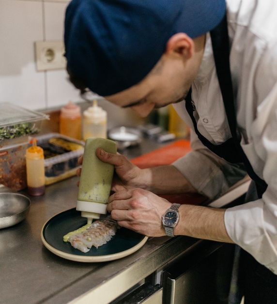 Cocinando preparando plato