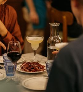 plato de jamón serrano y copas